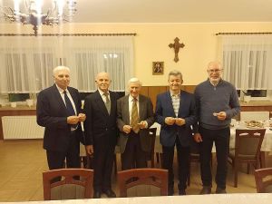 Opłatek szafarzy i kościelnego 'odkupiciela'
